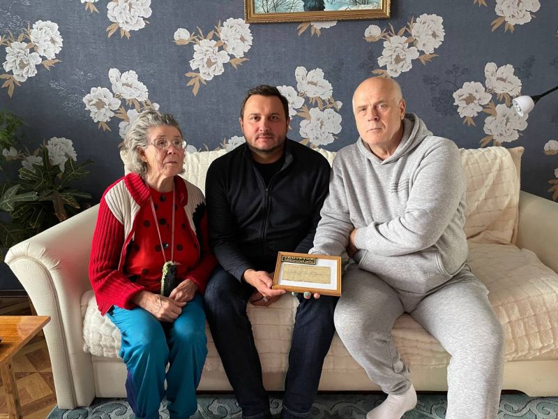 Файл:Игорь Юферев и родные Алексея Леготкина.jpg