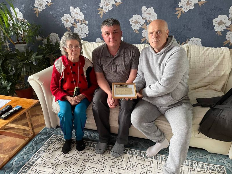 Файл:Тимур Кутявин и родные Алексея Леготкина.jpg